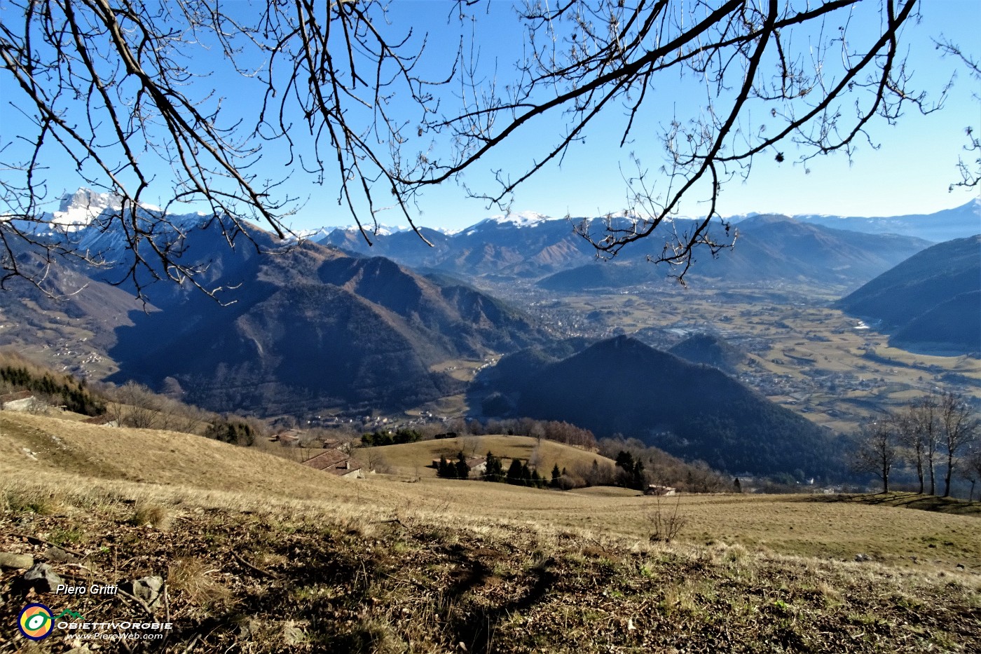 29 Vista sulla conca di Clusone-Rovetta e verso la Val Borlezza.JPG